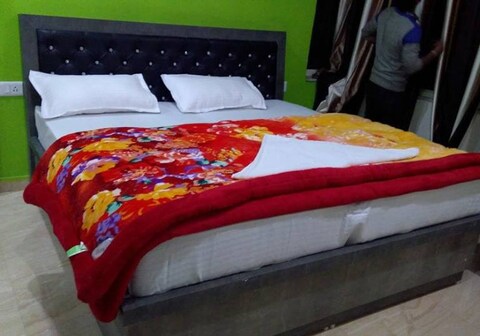 THE GREEN APPLE RESIDENCY AND RESTAURANT