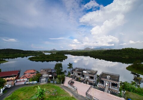 Tranquil Lake View Retreat