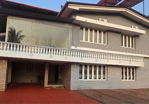 Grey Oasis | 1km from Vadakumnathan Temple