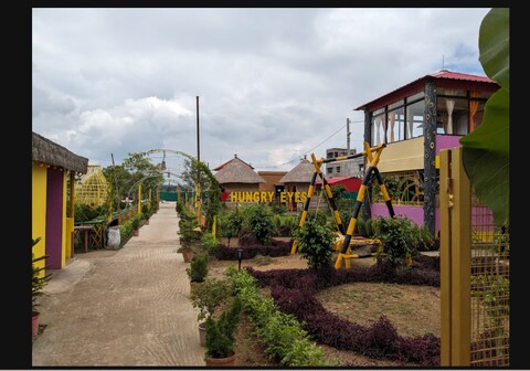 Hungry Eyes & Garden Villa