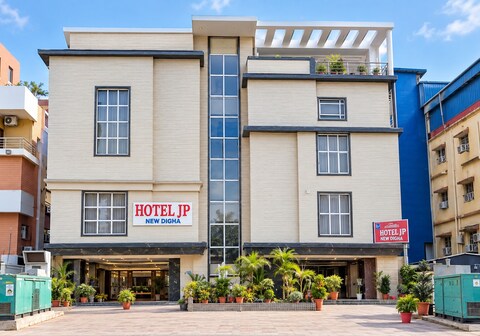Hotel J P
