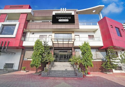 Super Townhouse Lalghati near Airport