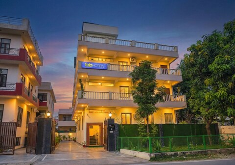 FabHotel Sai Village