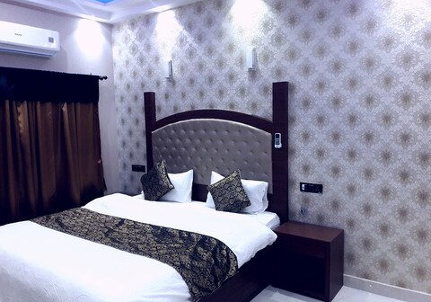 Varanasi Villa | Rooms & Caretaker