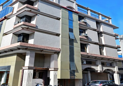 Hotel Dhanraj Palace