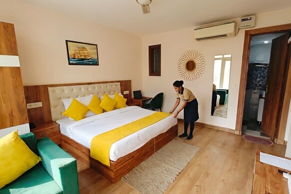 Sandalwood Hotel | Sec-38, Near Medanta Medicity