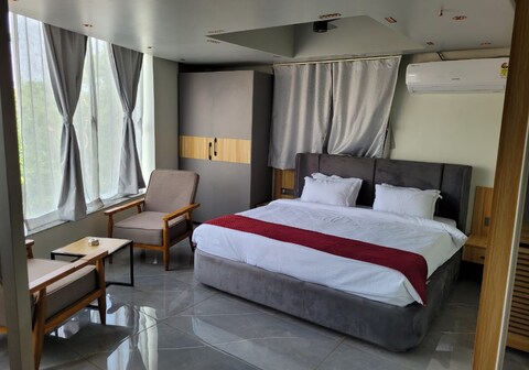Hotel Sarovar