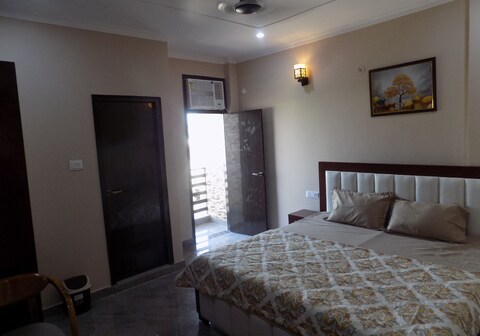 Peaceful stay with Ravinder 2BHK
