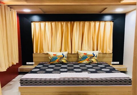 Golden penthouse with Bath Tub & private rooftop