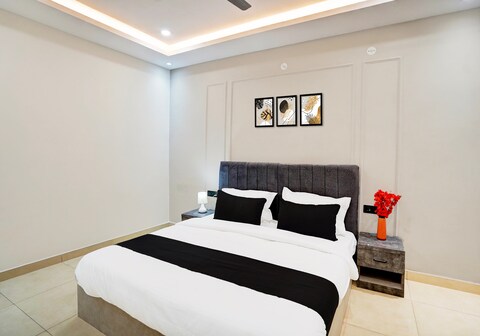 Super OYO 830390 Hotel SS Royal