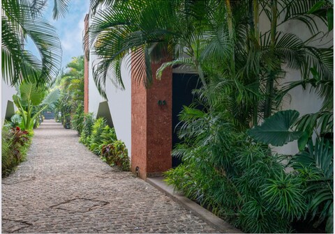 Trompeta by Amorey Stays