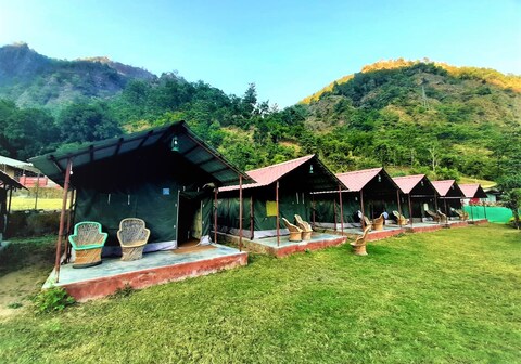 Camp Crossfire | Rooms & Pool