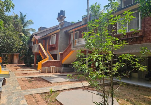 Azure Abode studio 100m walk to the beach
