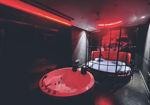 Amsterdam In Delhi | BR w/ Jacuzzi, Cinema, Kitchenette