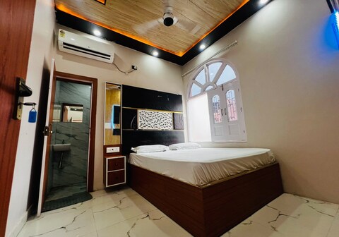 Hotel Kashika (2 minutes walking distance to Kashi vishwanath temple)