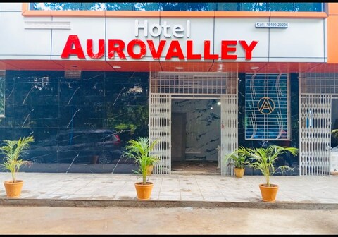 Hotel Aurovalley ( Near SLN college and Bike On Rent)