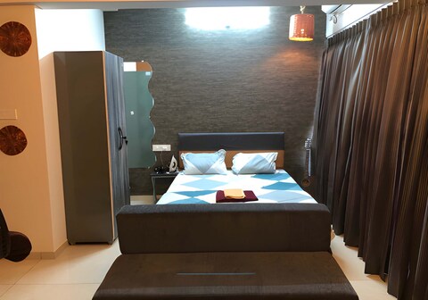 Mountain View | Projector | CoupleFriendly, Family