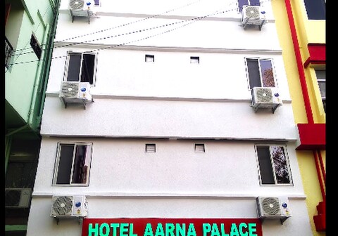 HOTEL AARNA PALACE