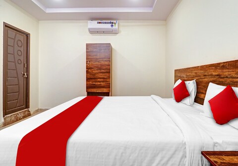 Hotel O 811357 R Square Inn