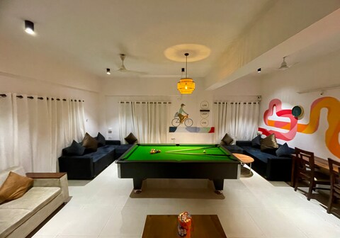 HOSHTEL99 - LUX - Stay, Cowork and Cafe - Luxurious Twin Bungalow