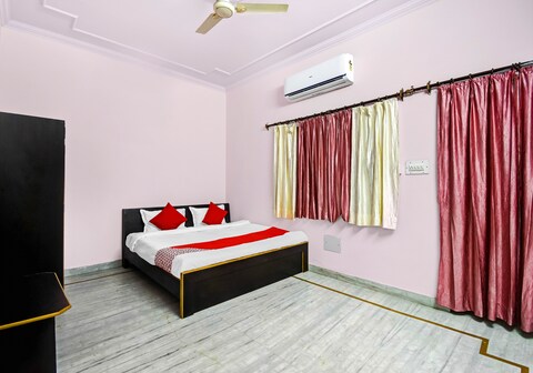 Hotel O Madhav Palace