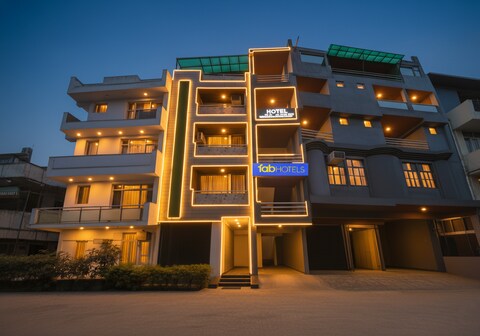 Via Hari Nagar Ashram