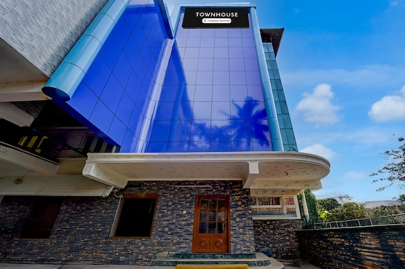 Super Townhouse Green Field Stadium Karyavattom