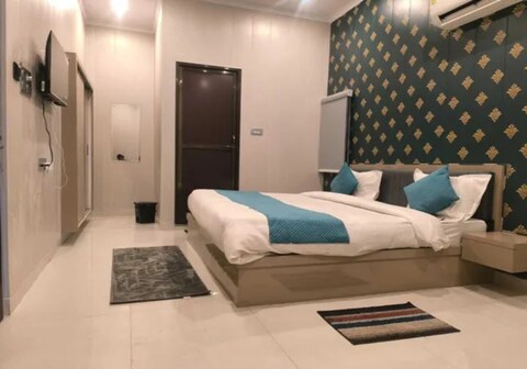 FabHotel Om Sai Residency