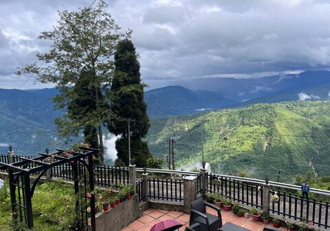 EJ Frontyard || Homestay & Cafe with Scenic Views