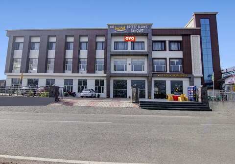 Hotel O Table And Talk