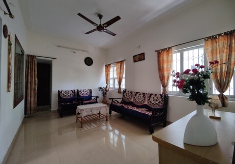 Comfy 2-bedroom House in Sanjaynagar, Bengaluru
