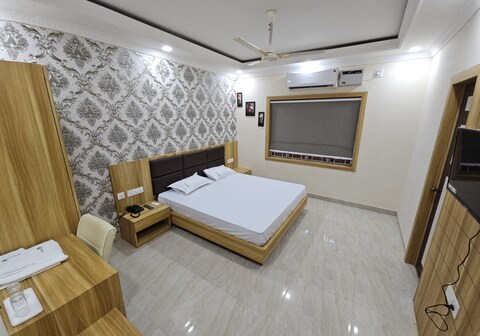 Palm Tree Haven | Affordable Entire 3BHK Apartment | Peaceful Stay