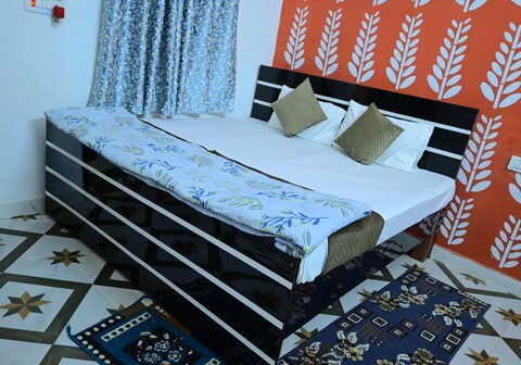 Pandit Ji Palace & Restaurant / Lata Mangeshkar Chowk 500 Meter