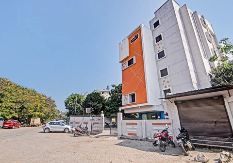 Townhouse 700 Hotel Krishna.