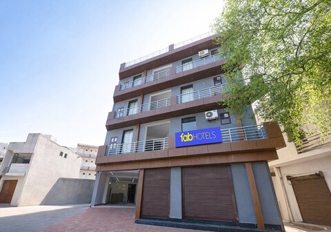 FabHotel Sky Sector 76