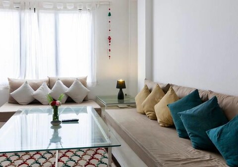 Four Red Doors Apartments