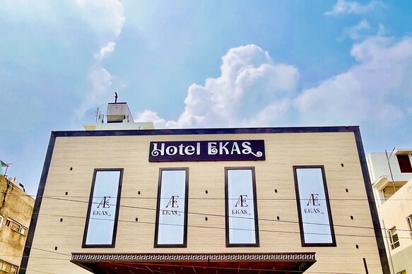 Hotel Ekas - 200 M from Charbagh Railway Station