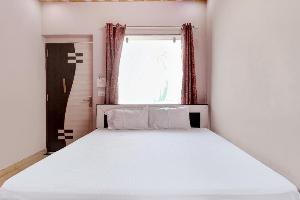 Kanha Hotel & Rooms - Tap to explore photos