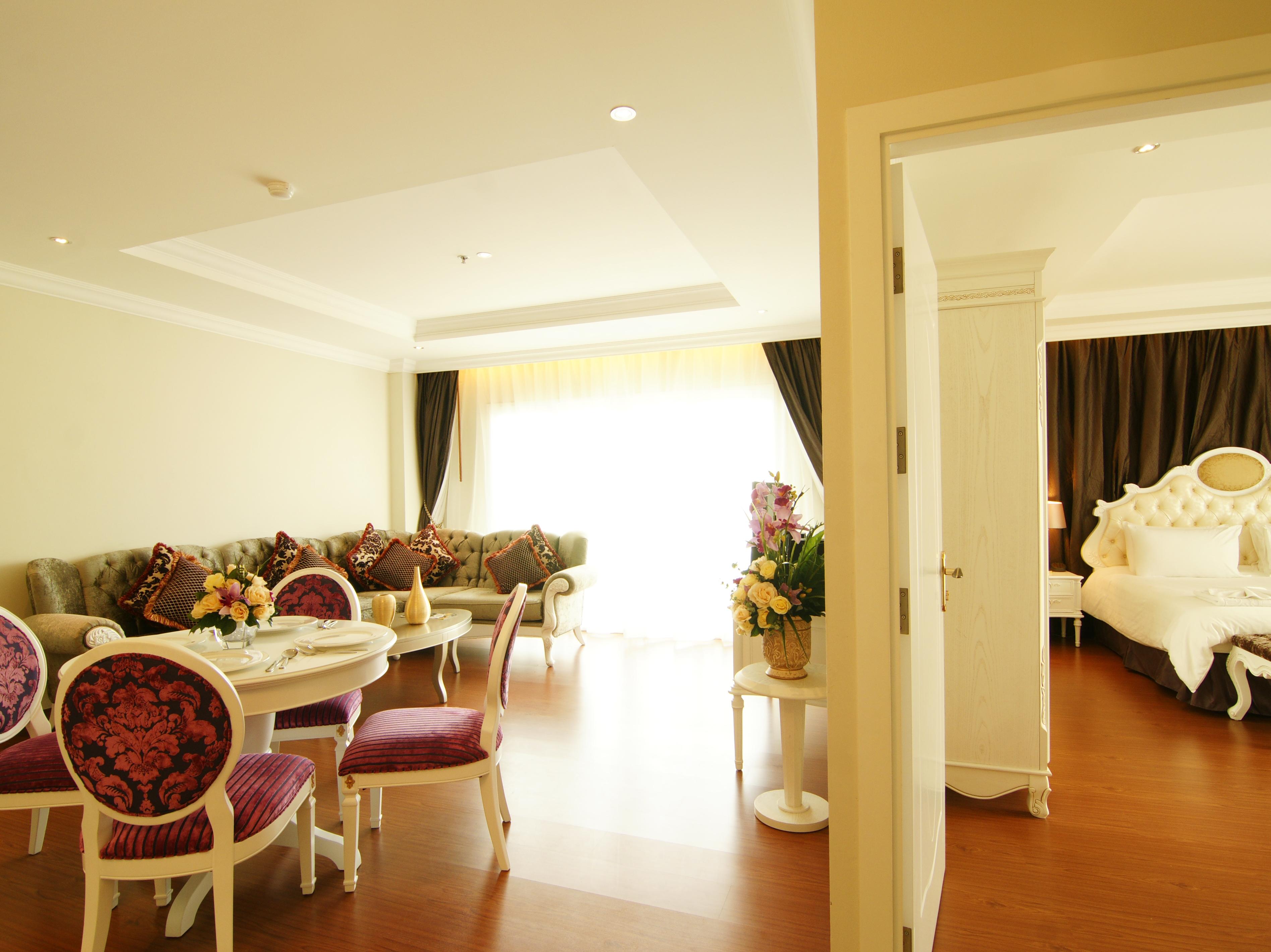 LK Miracle Suite Hotel Pattaya - Tap to explore photos