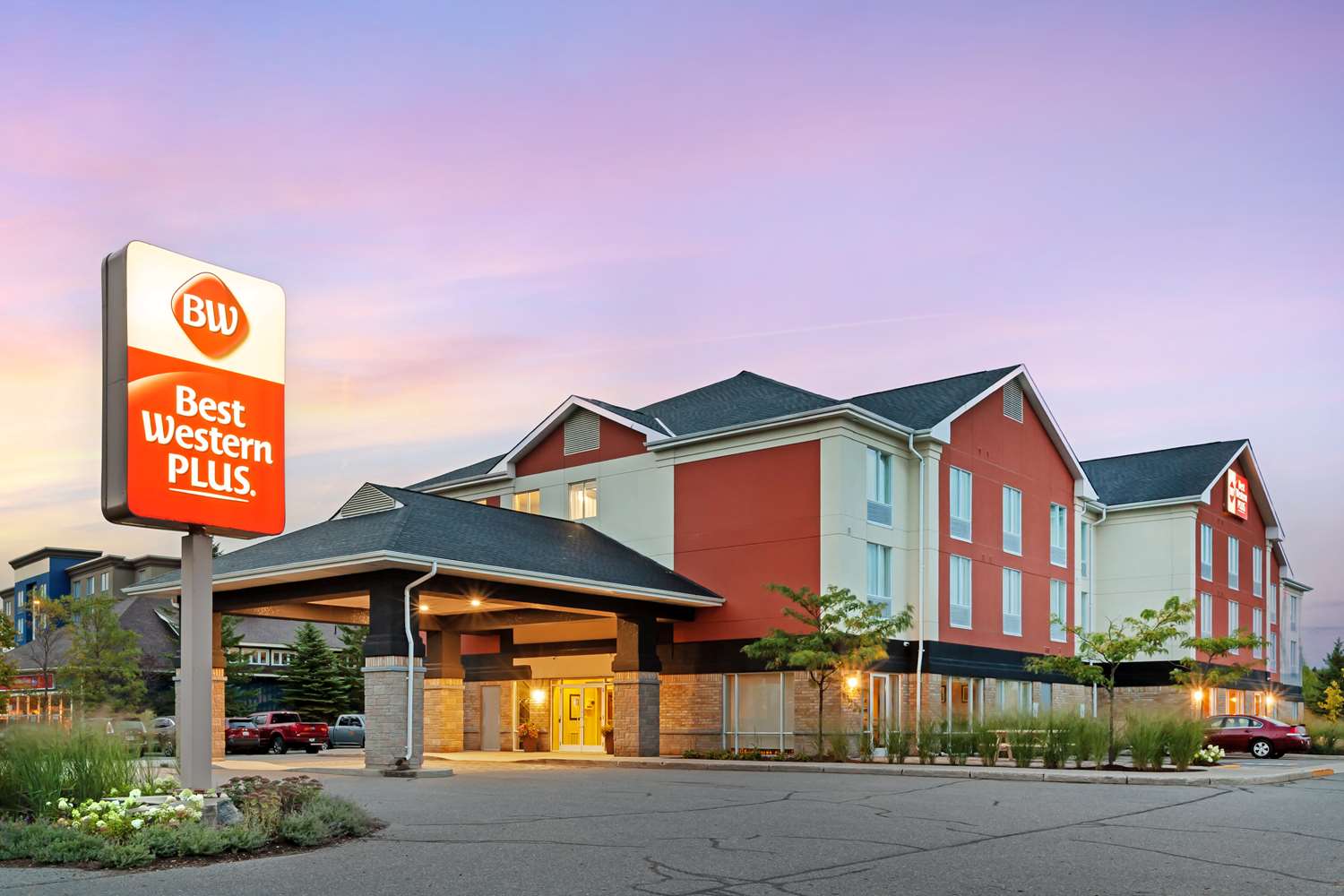 Best Western Plus Muskoka Inn - Tap to explore photos