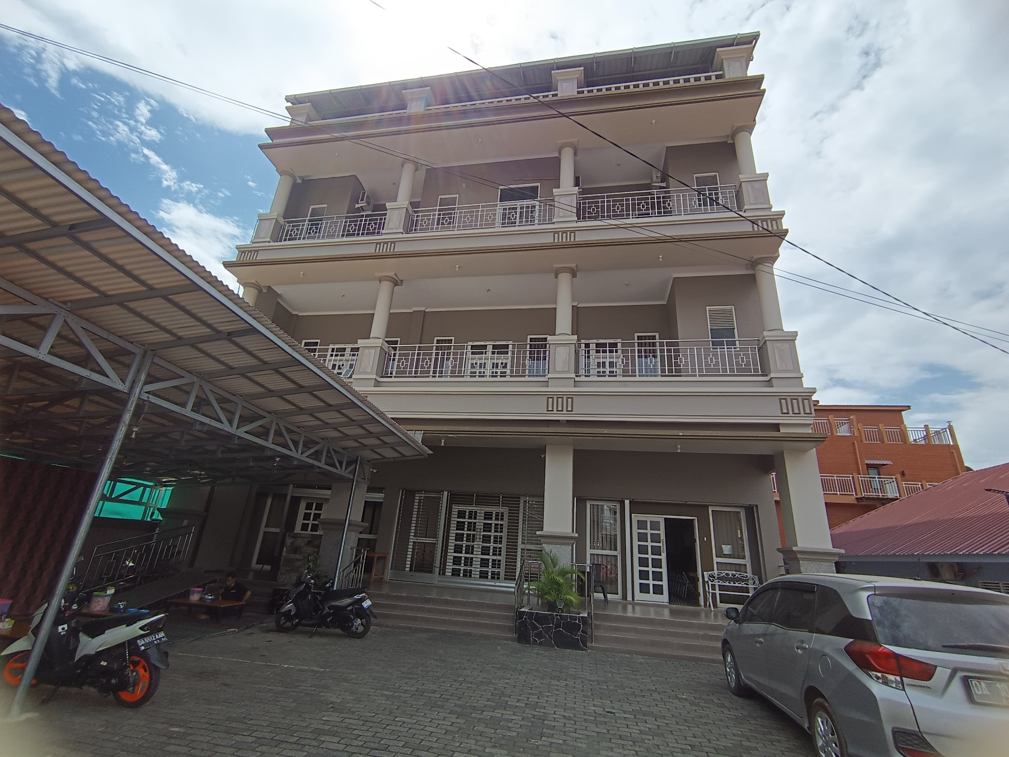 OYO 93122 Pondok Puti Sartika Syariah - Tap to explore photos