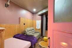 Pink door bnb a complete 2bhk cozy apartment, Darjeeling