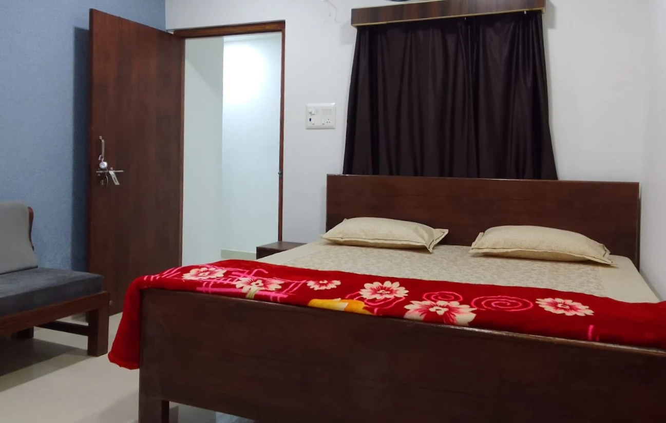 Om Neelam Hotel - Tap to explore photos