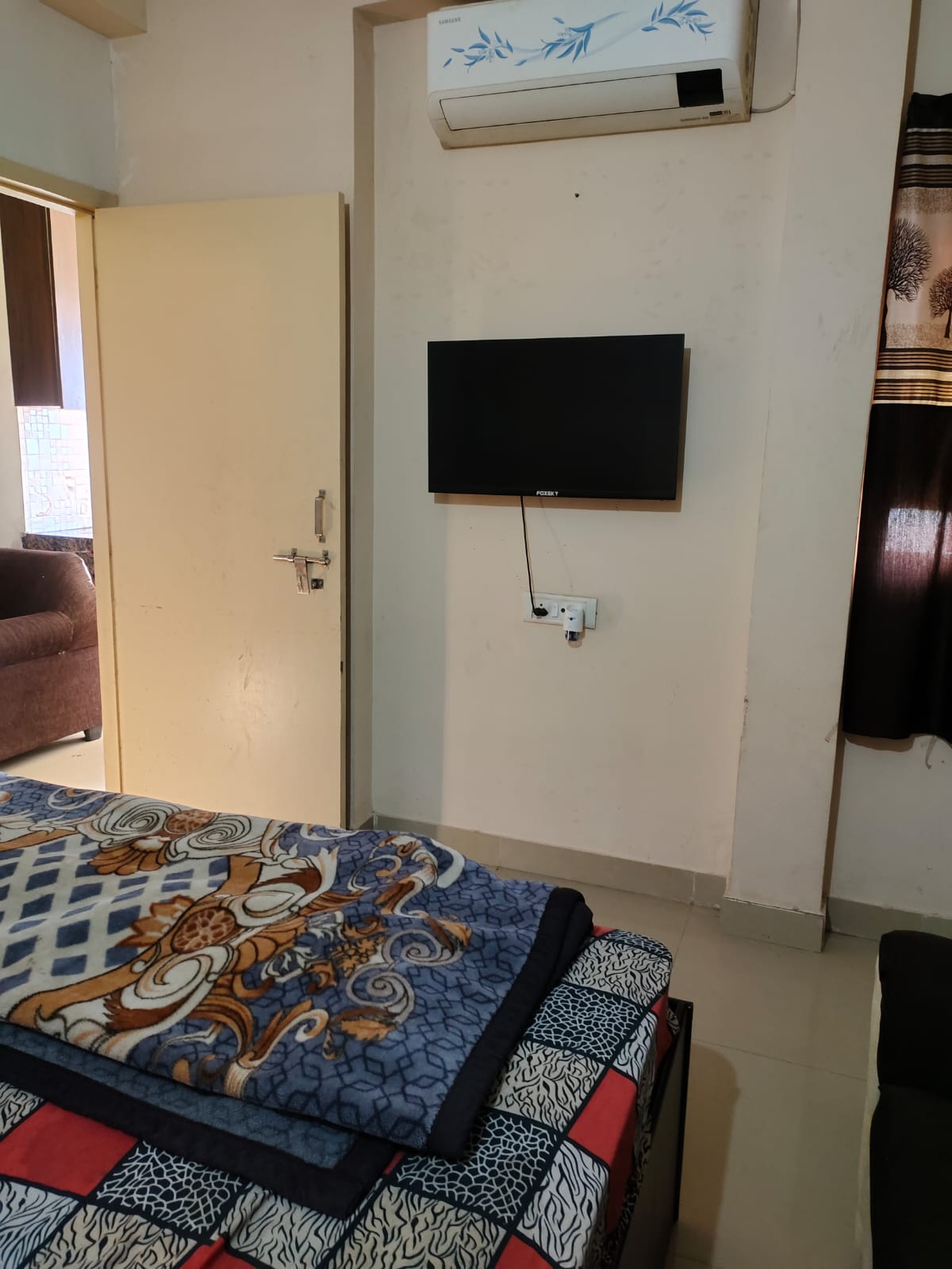 Spacious Apartment in Vaishali - Tap to explore photos