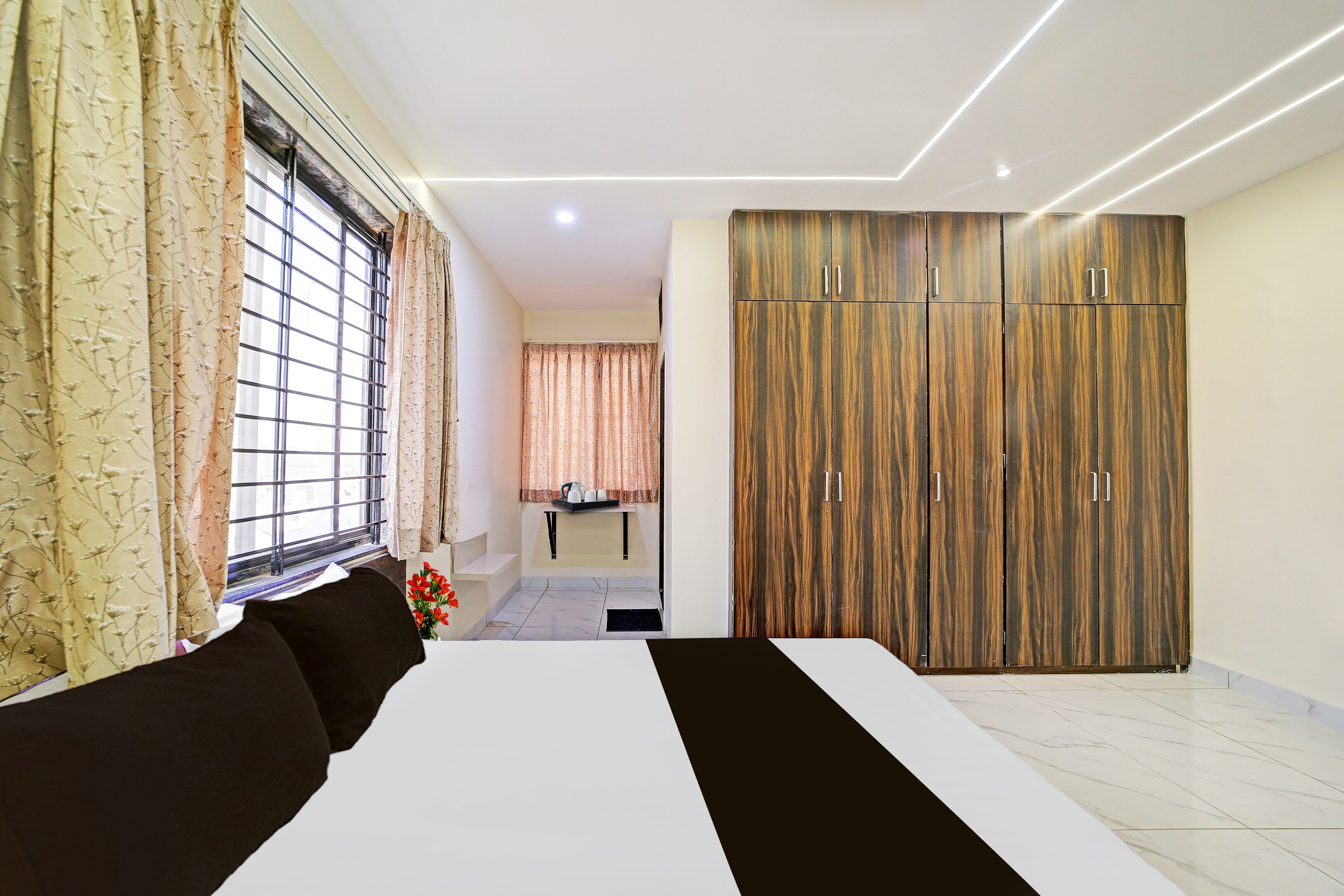 Super Townhouse Oak Aurobindo Hospital Formerly Hotel Aashiyana - Tap to explore photos