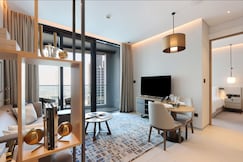 ELIVAAS Curated 1BHK with Marina and Partial Sea Views, دبى