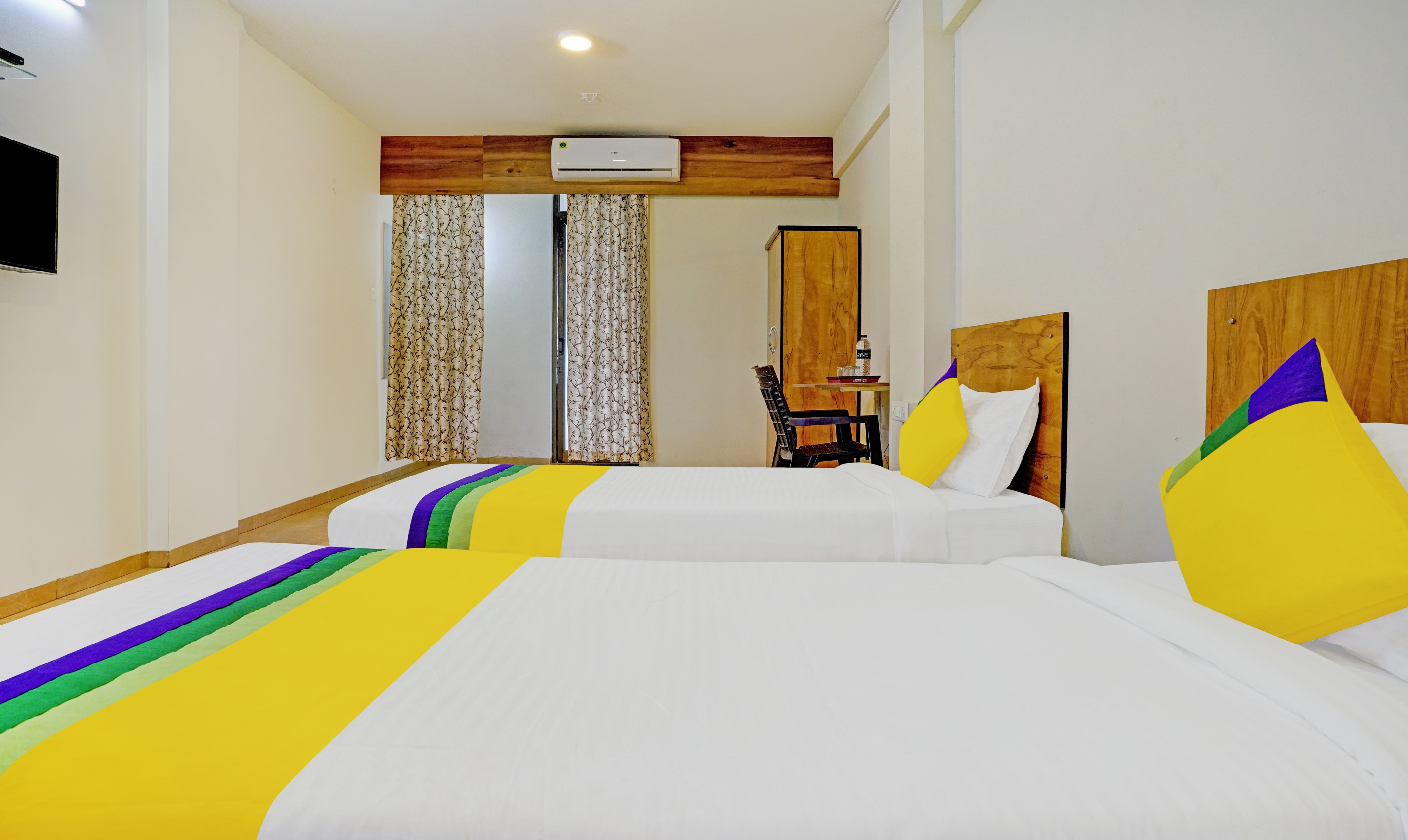 Itsy Hotels Oasis Pride - Tap to explore photos