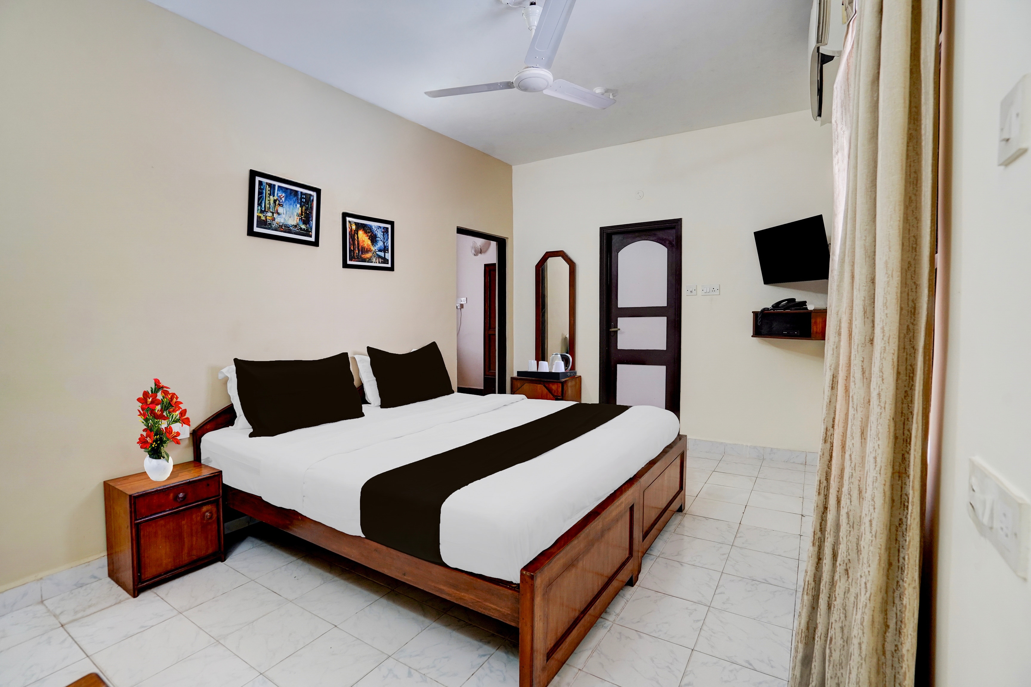 Super Townhouse Calangute Formerly Hotel Horizon - Tap to explore photos