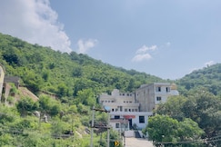 Rajwadi Palace, Desuri