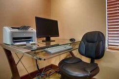 BEST WESTERN PLUS EDISON INN, Person